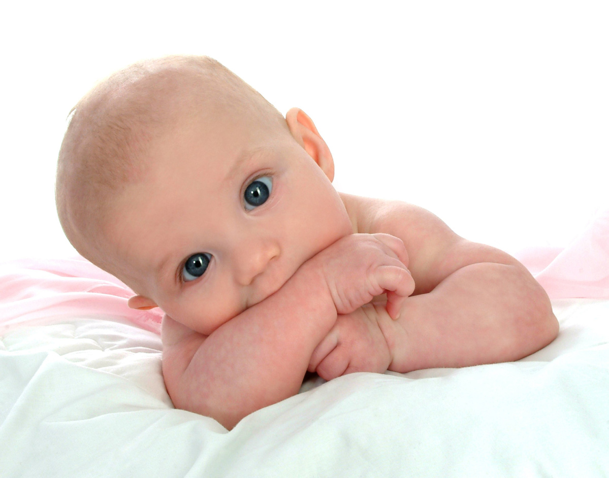 How Newborn Babies Learn From a Rattle - Snazzy Baby.